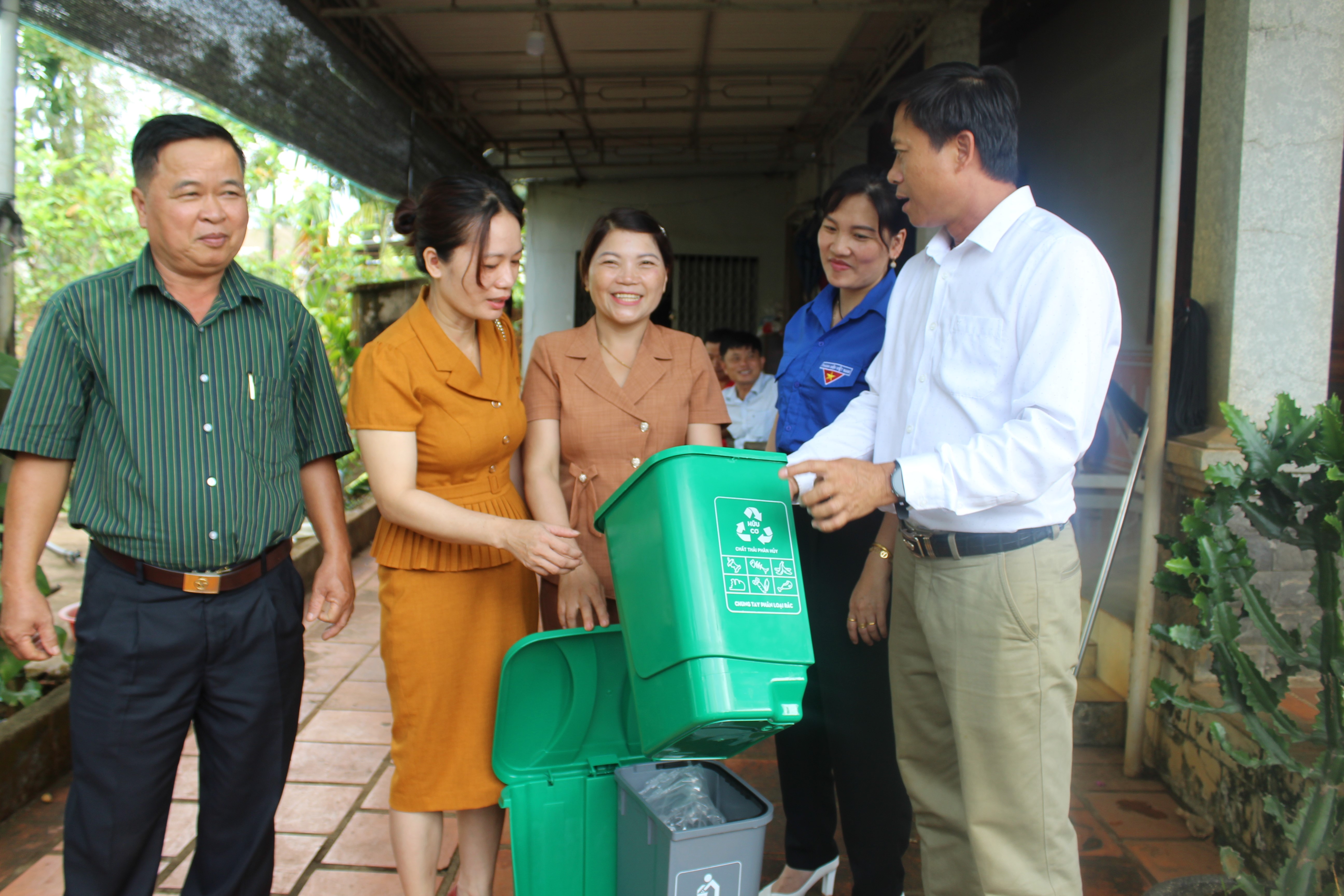 ĐOÀN THỂ HUYỆN CƯ KUIN TỔ CHỨC RA MẮT MÔ HÌNH “PHÂN LOẠI RÁC THẢI SINH HOẠT TẠI HỘ GIA ĐÌNH